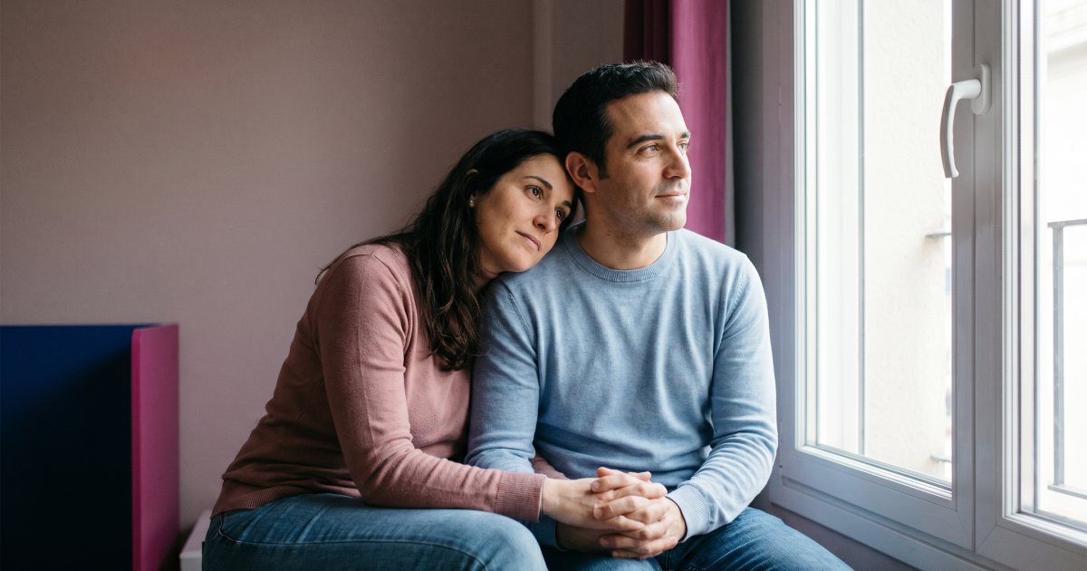 Pareja reflexionando sobre su proceso de fertilidad