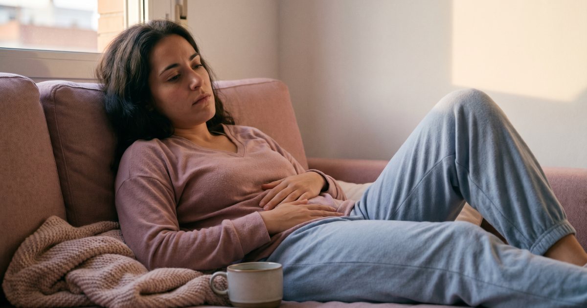 Mujer con dolor menstrual (dismenorrea)
