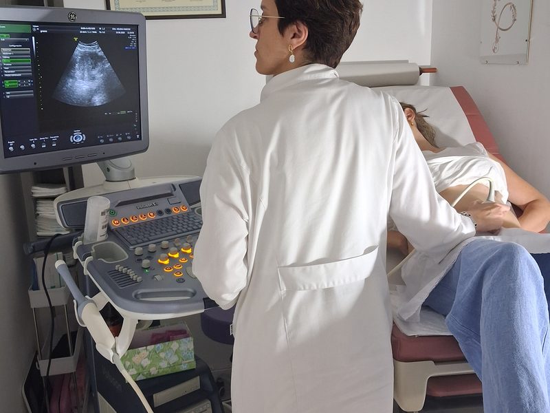 Dra. Helena Marcos realizando una ecografía a una paciente