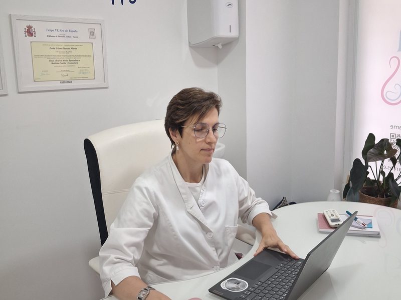 Dra. Helena Marcos trabajando en su consulta con el ordenador
