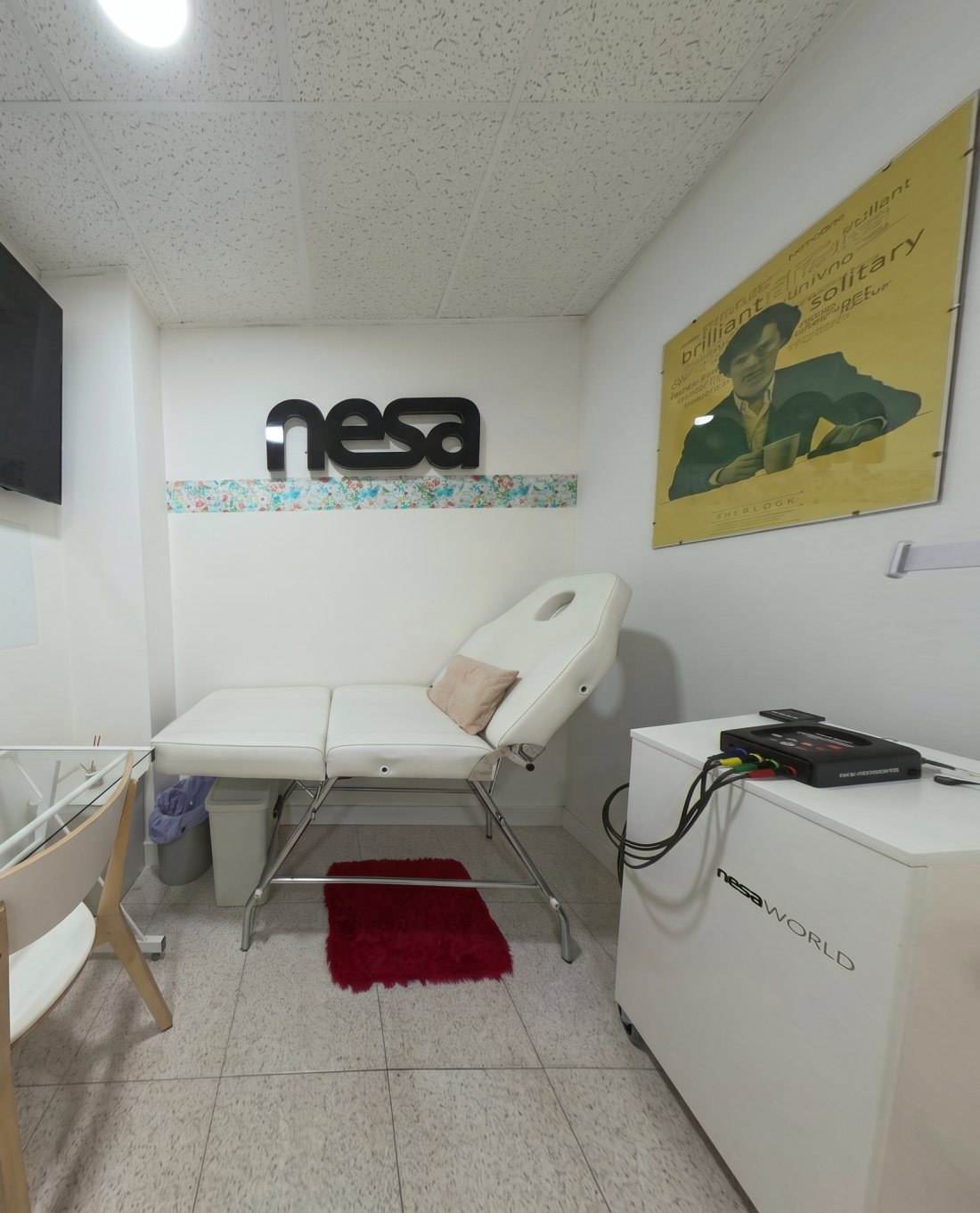 Sala de neuromodulación NESA en la consulta de la Dra. Helena Marcos, con la camilla y el equipo de microcorrientes