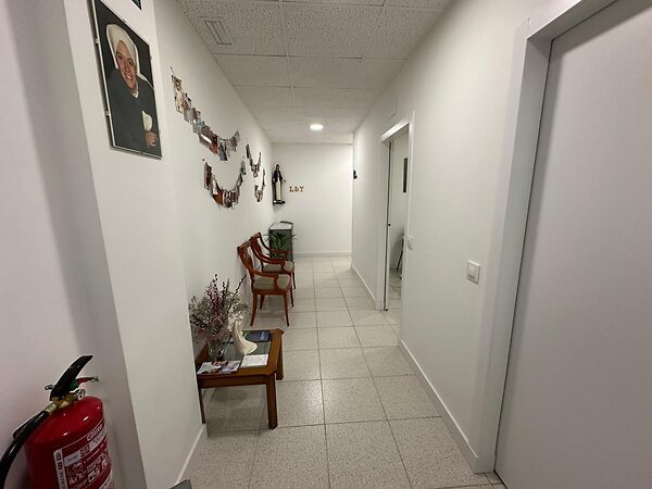 Sala de espera de la Clínica Dra. Helena Marcos en Villaviciosa de Odón con sillas y decoración acogedora